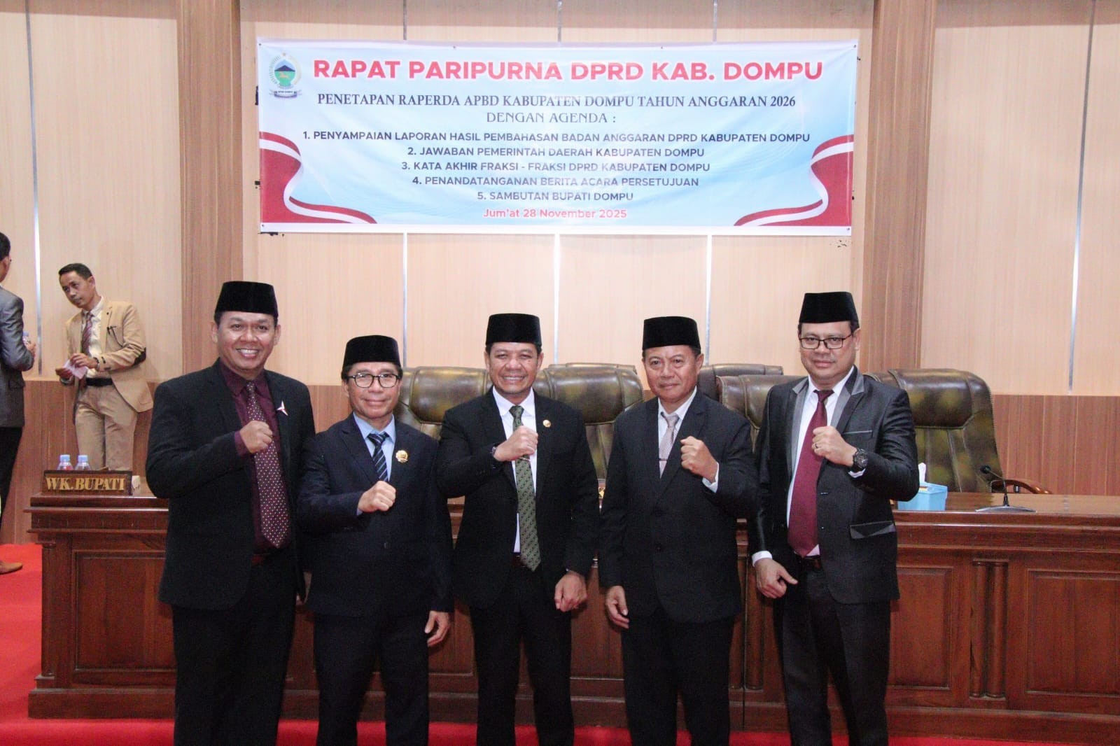 Seusai Sidang Paripurna Penetapan APBD Tahun 2026, Sekda Dompu Mendapatkan Ucapan Selamat