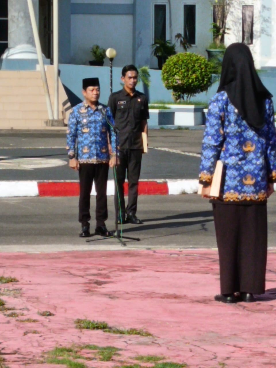 Apel Bendera Hari Senin di Lingkup Klaster Beringin dipimpin langsung oleh Bupati Dompu