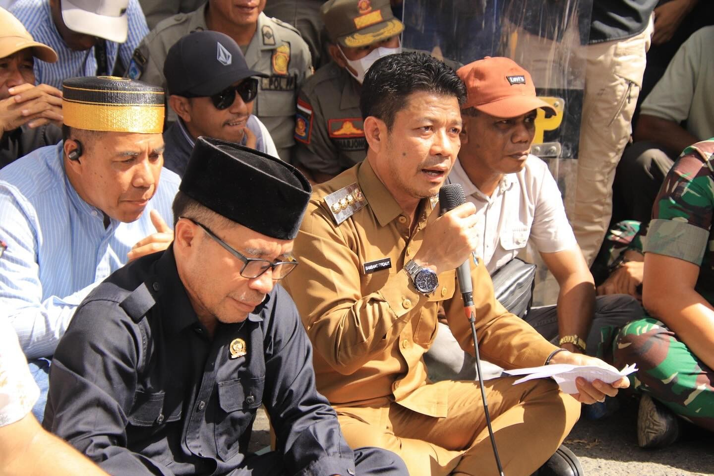 Bupati Dompu Jemput Bola Sambut Langsung Massa Aksi untuk Dengar Tuntutan Rakyatnya