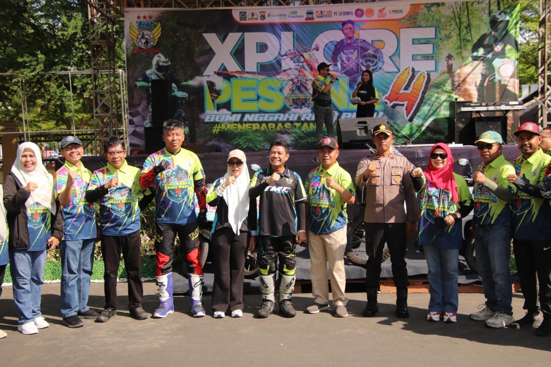 SetdaDompuKab- Bupati Dompu, Bambang Firdaus, SE secara resmi melepas Trail Adventure, Sabtu (11/10/25) di Taman Kota Dompu. Kegiatan yang diinisiasi Trail Motor Club (TMC) Dompu ini diikuti peserta lebih kurang 1500 orang yang berasal dari seluruh In