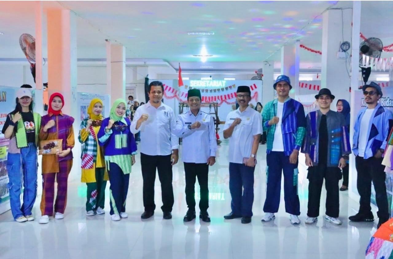 Bupati Dompu Secara Resmi Tutup Dua Kegiatan Pelatihan di Dinas Perindag