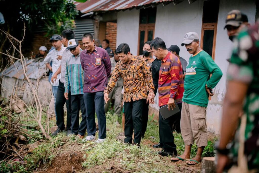Bupati Dompu Kunjungi Korban Longsor pada Kelurahan Dorotangga