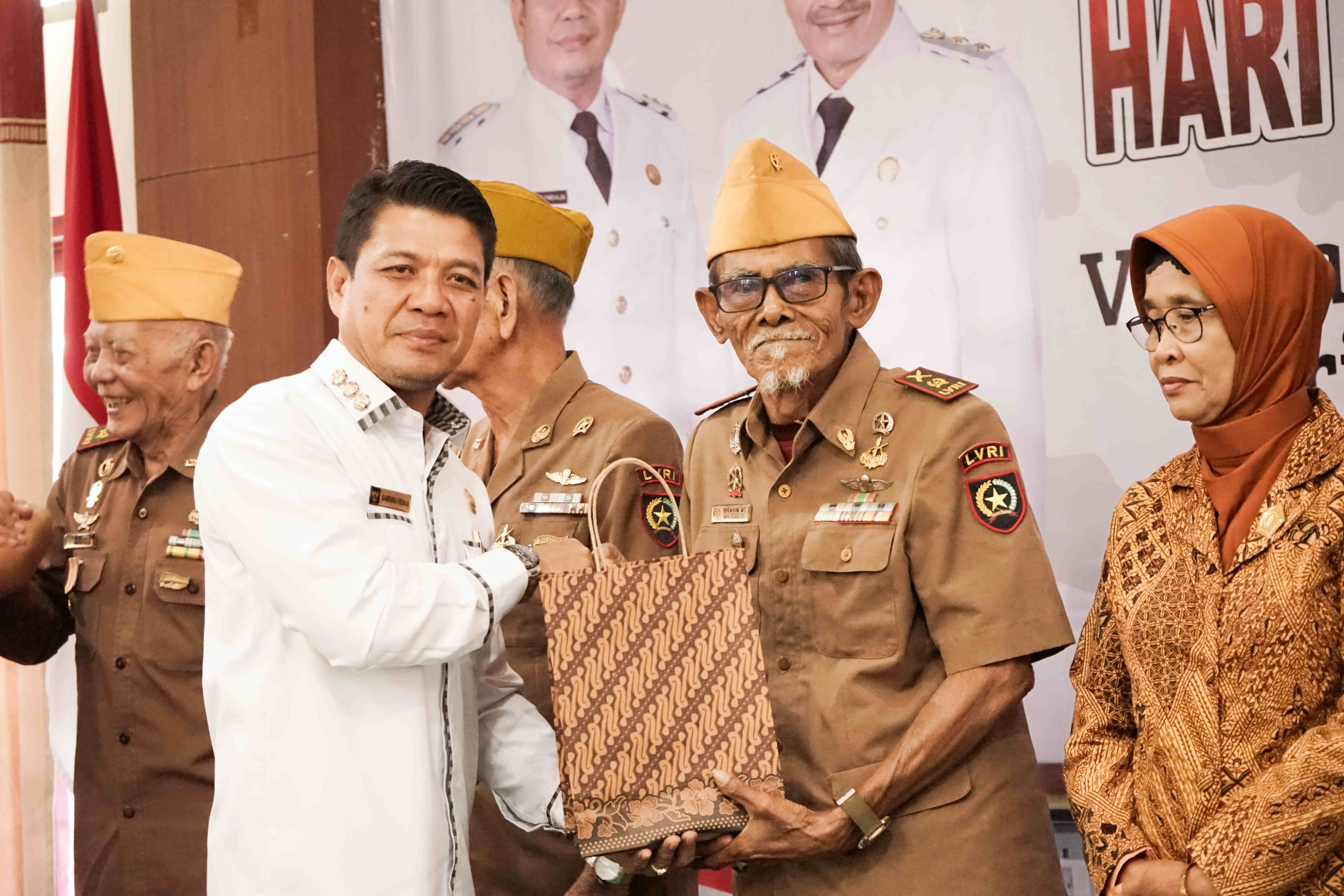 Momentum Hari Veteran Nasional Tahun 2025, Bupati Dompu Beri Penghormatan untuk Para Veteran