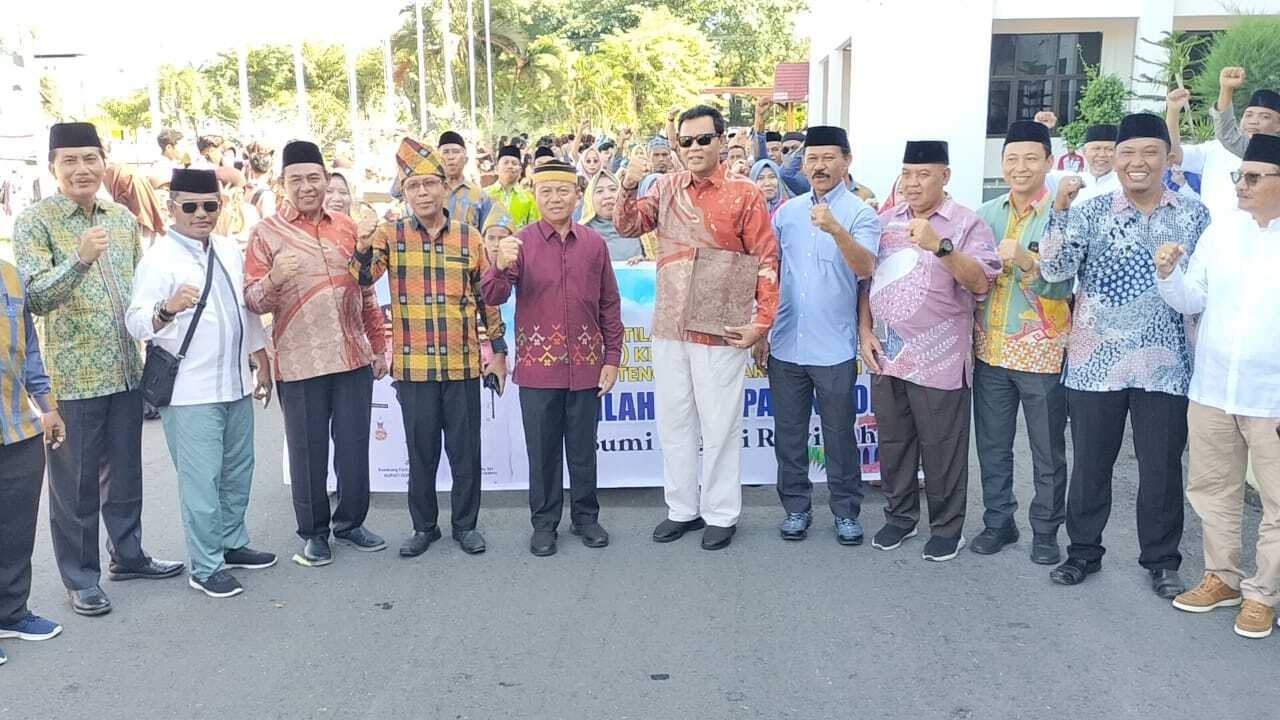 Setda Dompu Hadiri Pawai Taaruf Sambut STQH Tingkat Provinsi di Sumbawa