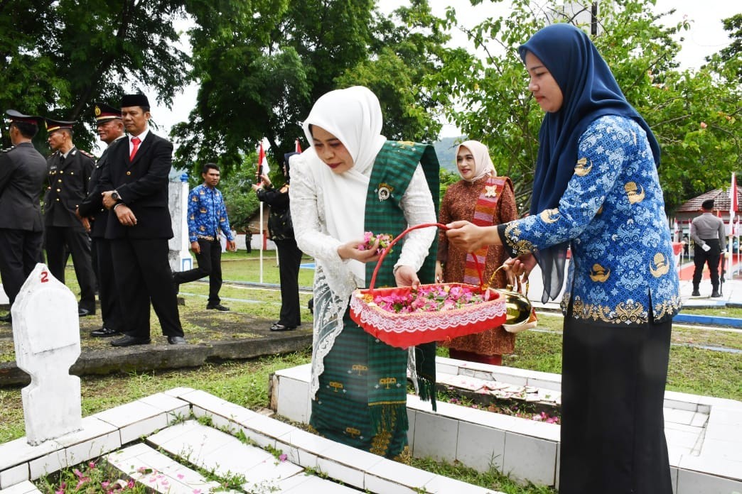 Dampingi Wabup Dompu, Ketua GOW Hadiri Upacara Peringatan Hari Pahlawan dan Ziarah di TMP