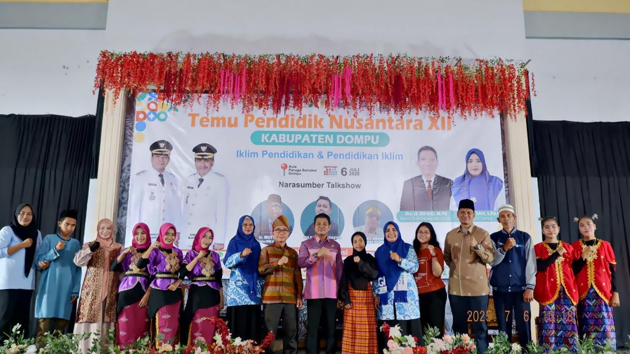 Bupati Dompu Tampil Memukau Kenakan Tenun Muna Pa,a