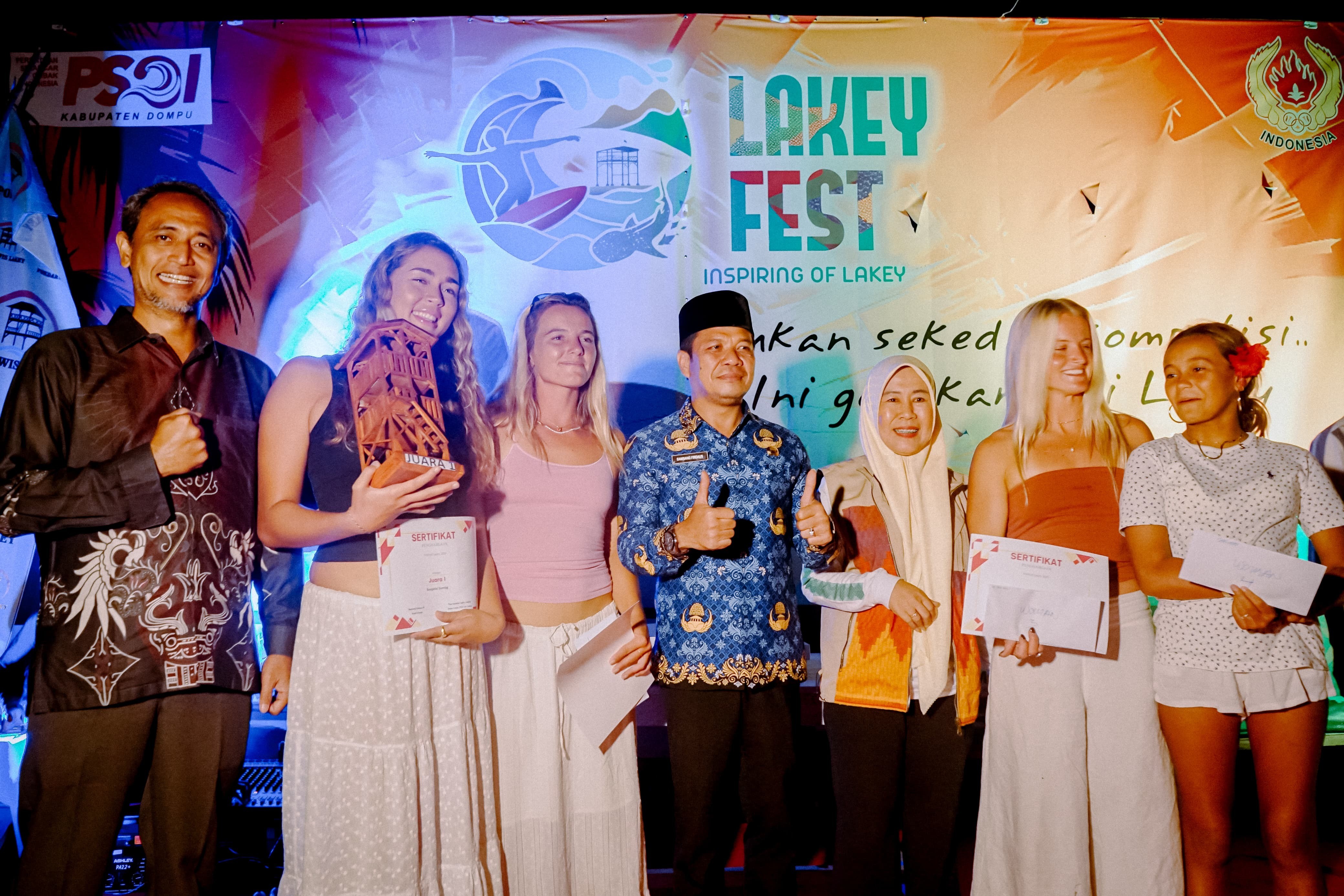 Bupati Dompu Bagikan Hadiah Penutupan Lomba Surfing, Pantai Lakey Riuh oleh Sorak Atlet dan Wisatawan