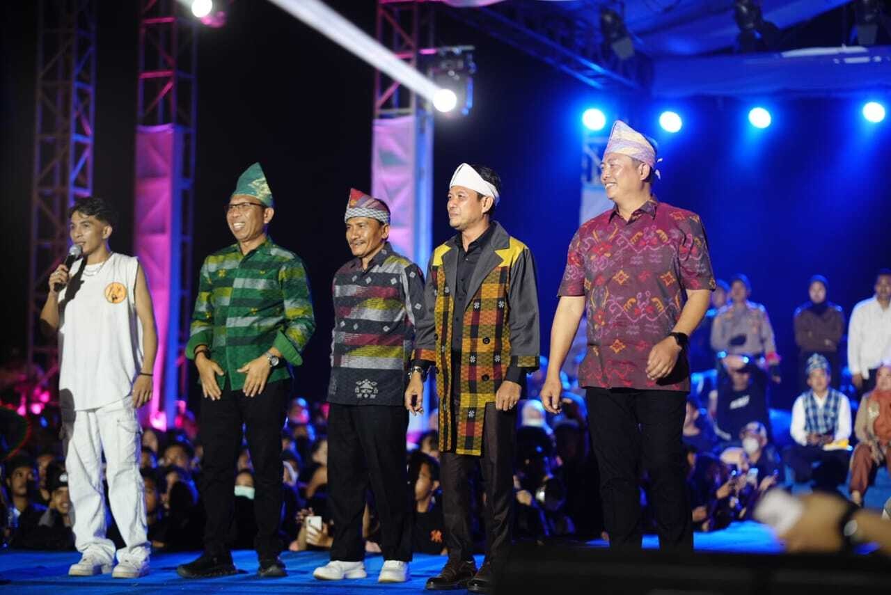 Gubernur NTB Berjanji Perbaiki Sarana di Pantai Lakey Usai Festival Lakey