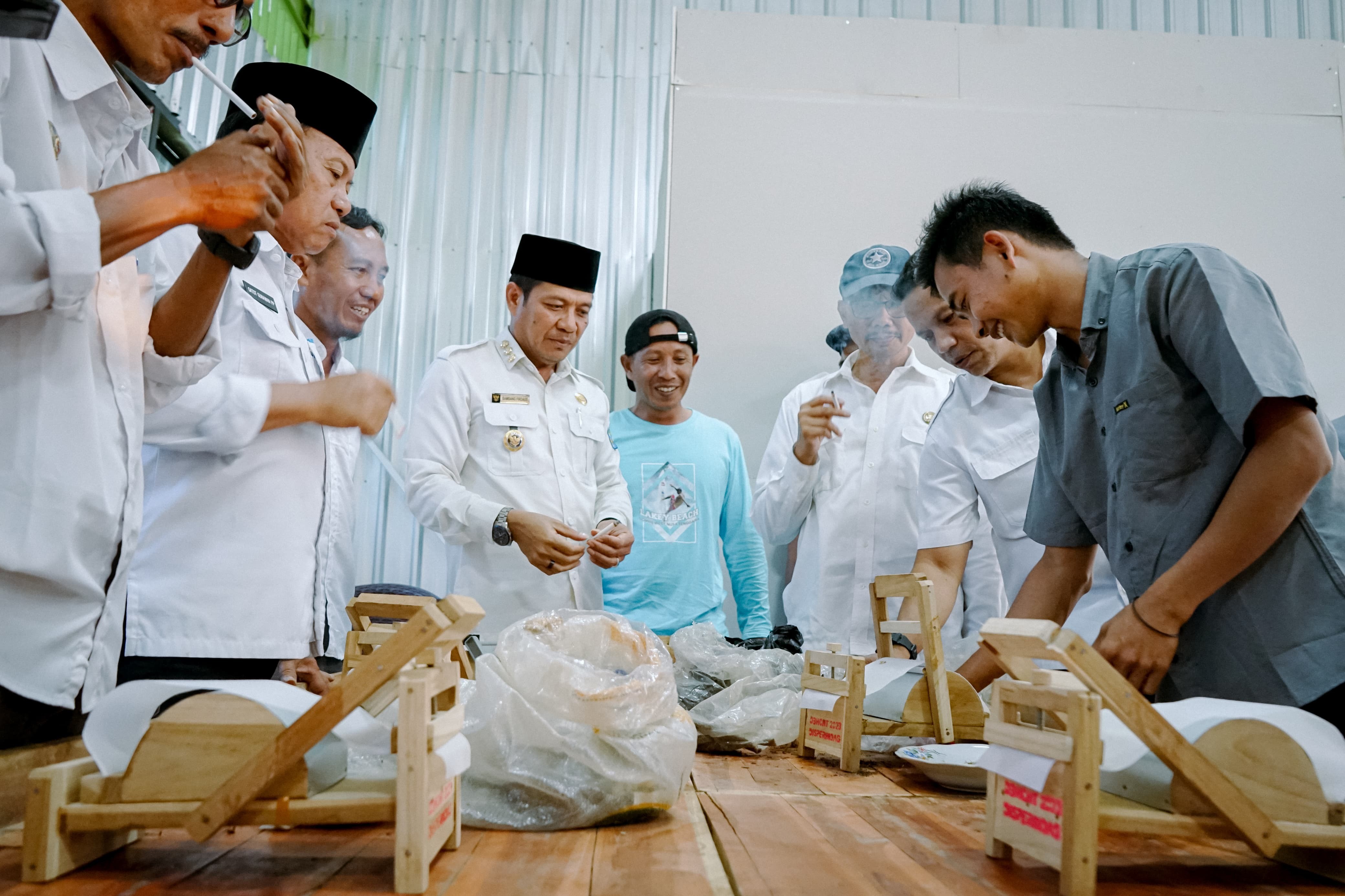 Bupati Dompu Tinjau Langsung Produksi Rokok dengan Menggunakan Mesin Manual di Desa Kadindi.
