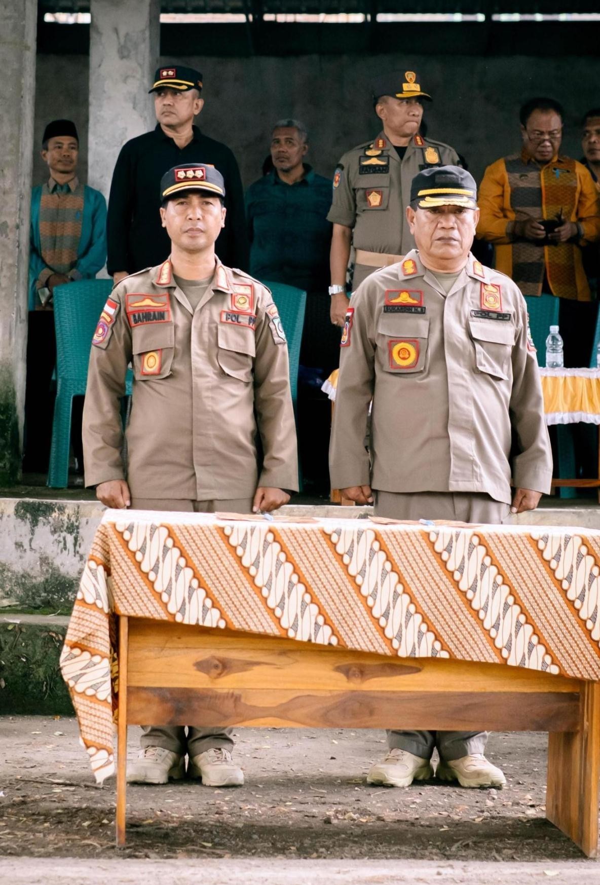 Wakili Bupati, Kasat Pol PP Dompu Terima Pataka Lambang Daerah Propinsi NTB