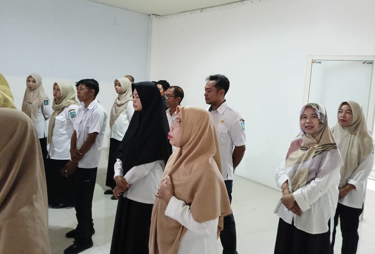 Kadis Kominfo Dompu Bapak Yani Hartono, SP. tekankan Disiplin pegawai lewat apel rutin harian di Aula Kominfo