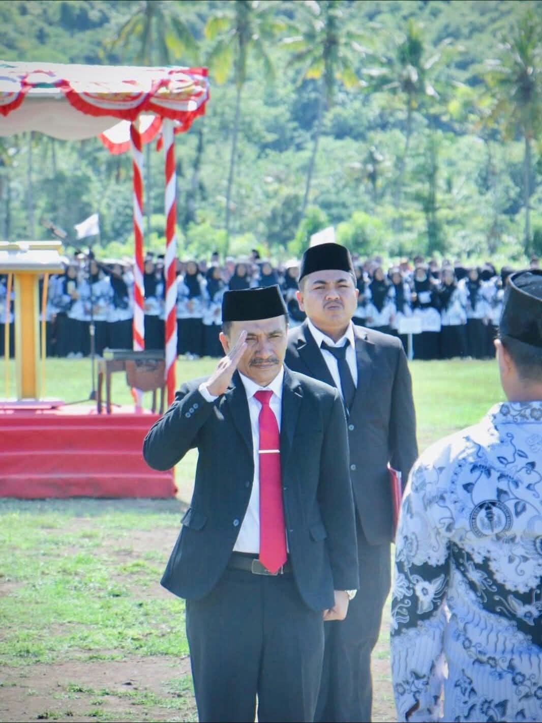 Wakil Bupati Dompu Pimpin Upacara HGN ke-80, Sampaikan Apresiasi Mendikdasmen untuk Guru.