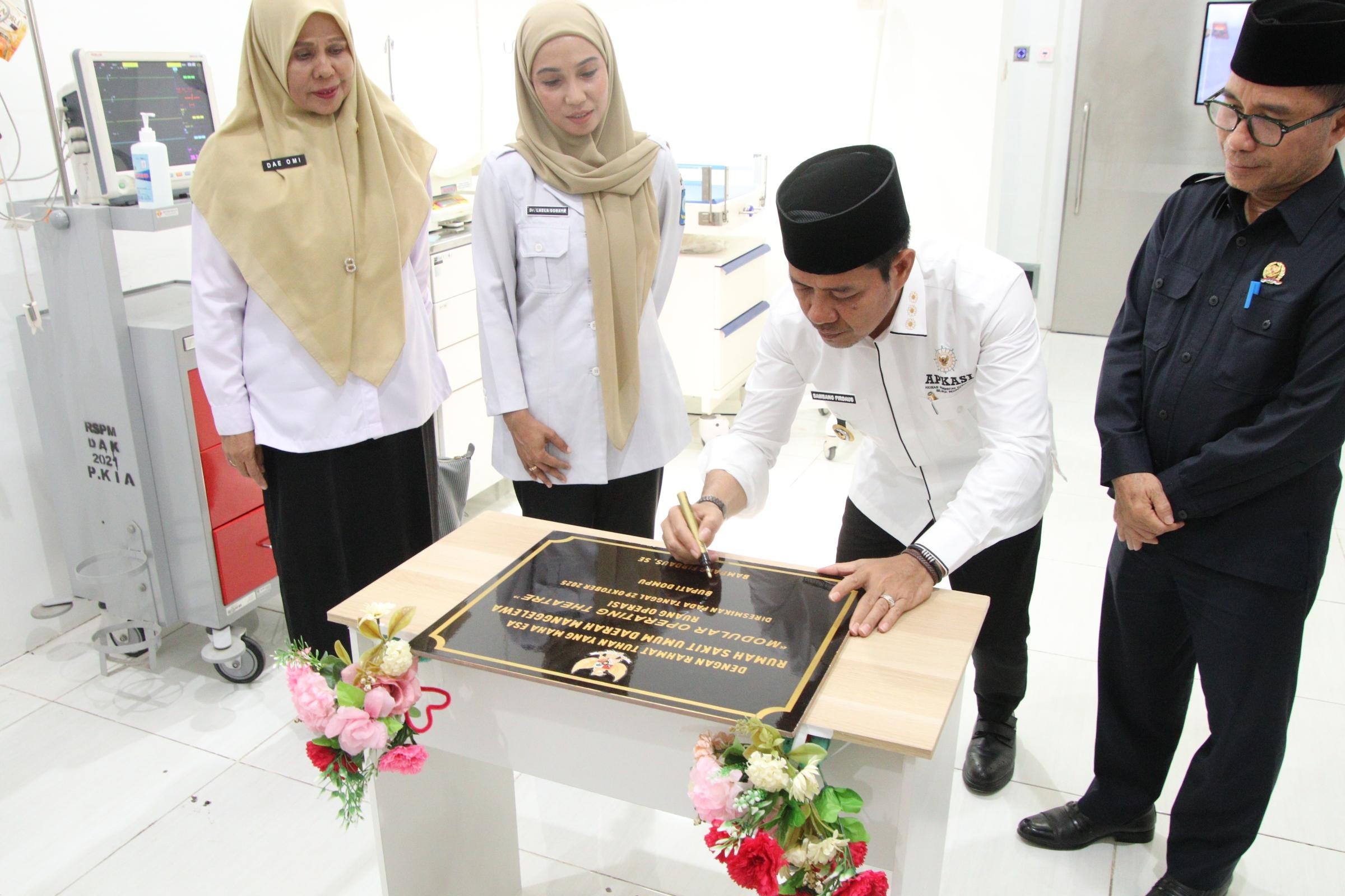Bupati Dompu Resmikan Modular Operating Theatre RSUD Manggelewa