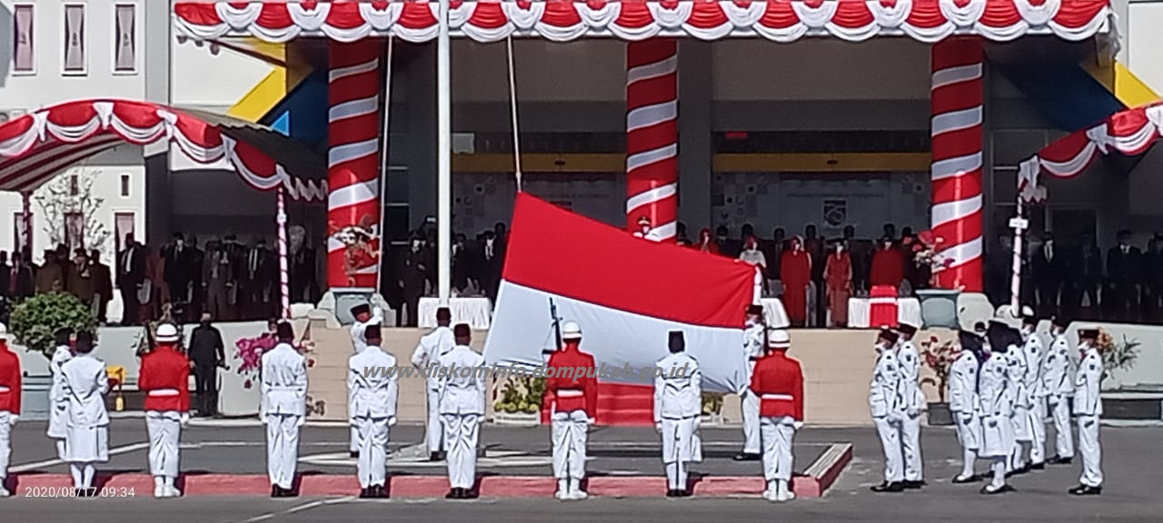 Hut Ri Ke 75 Bupati Dompu Pimpin Upacara Pengibaran Bendera Merah Putih Di Lapangan Beringin